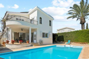 Villa Vella -Tranquil Coral Bay Family Villa by the Beach